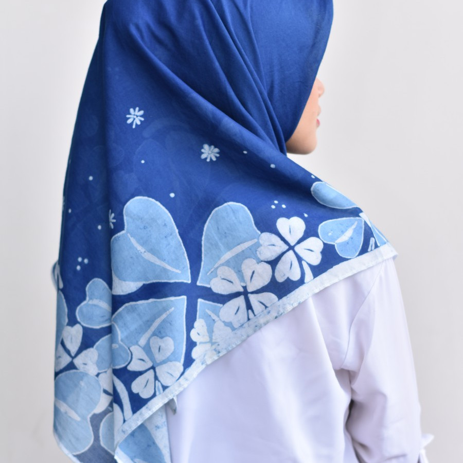 Hijab Batik Tulis Segi Empat LAKSMI Indigo