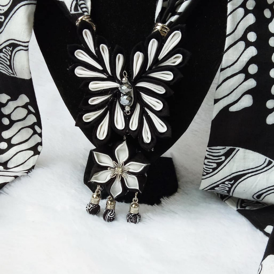 Kalung batik scarf BUTTERFLY black & white