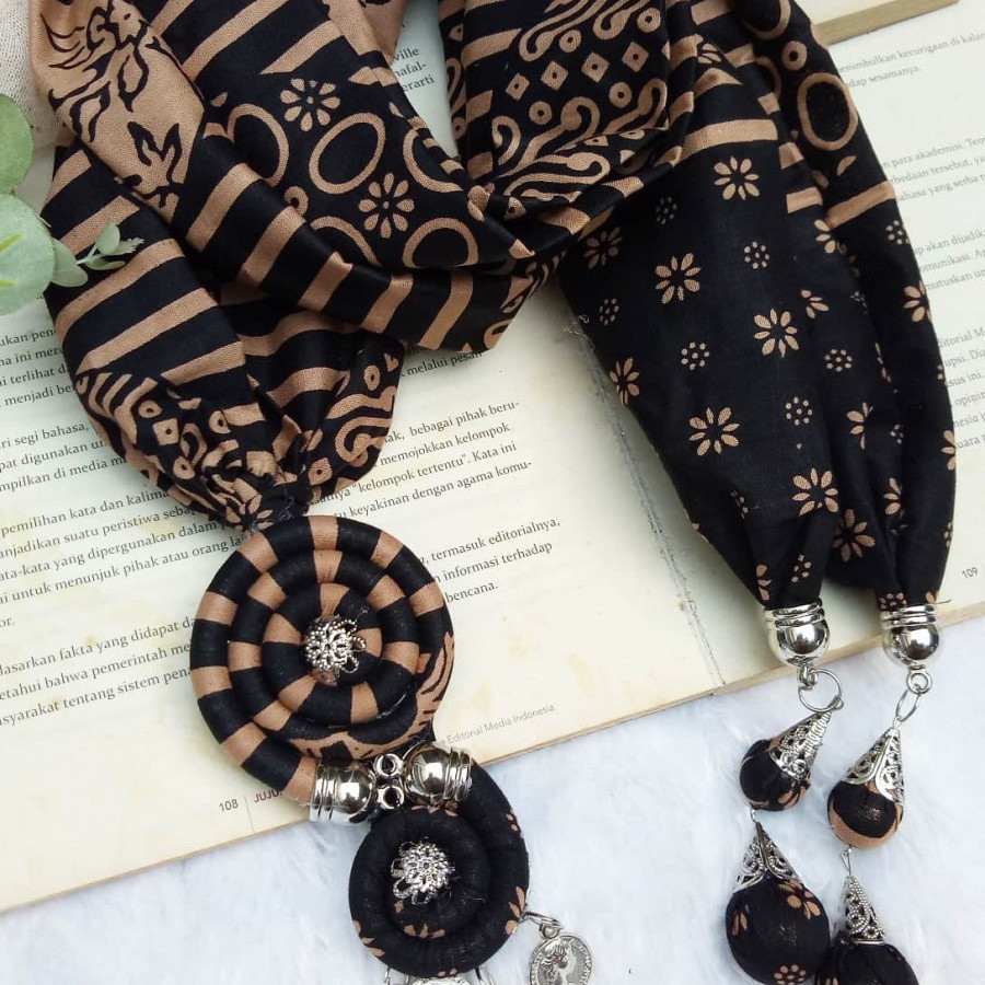 Kalung batik scarf CIRCULAR hitam