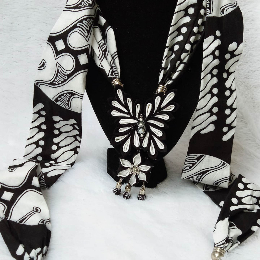 Kalung batik scarf BUTTERFLY black & white