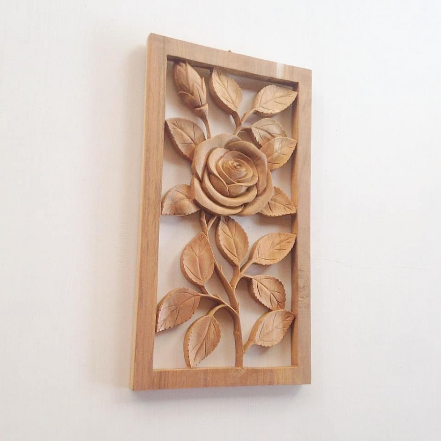 Hiasan dinding ukir model bunga mawar
