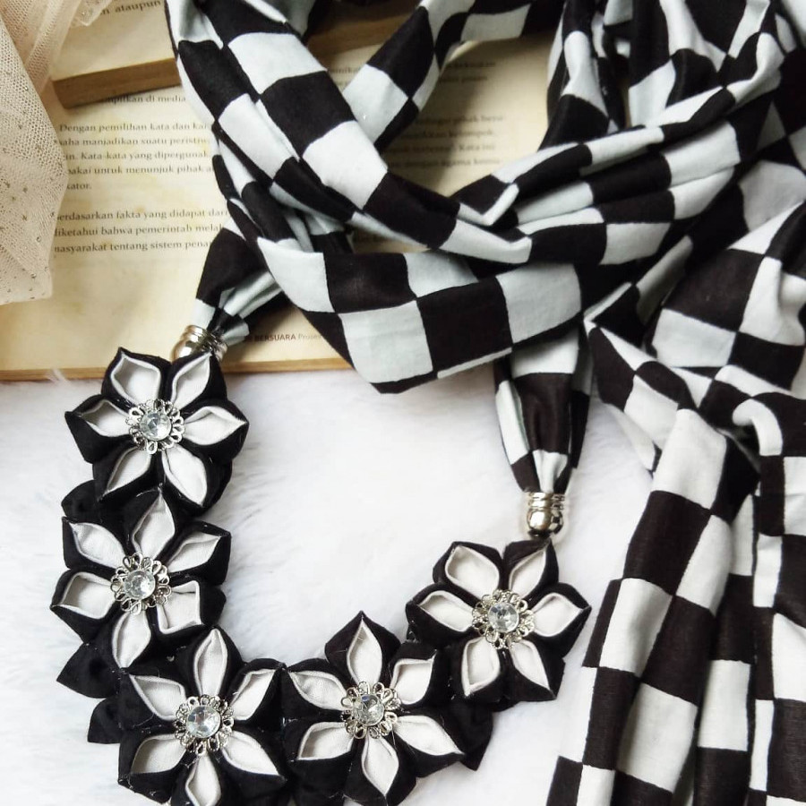 Kalung batik scarf SAKURA black & white