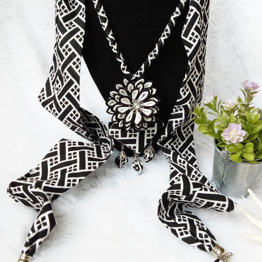 Kalung batik scarf 2in1 LOTUS black & white