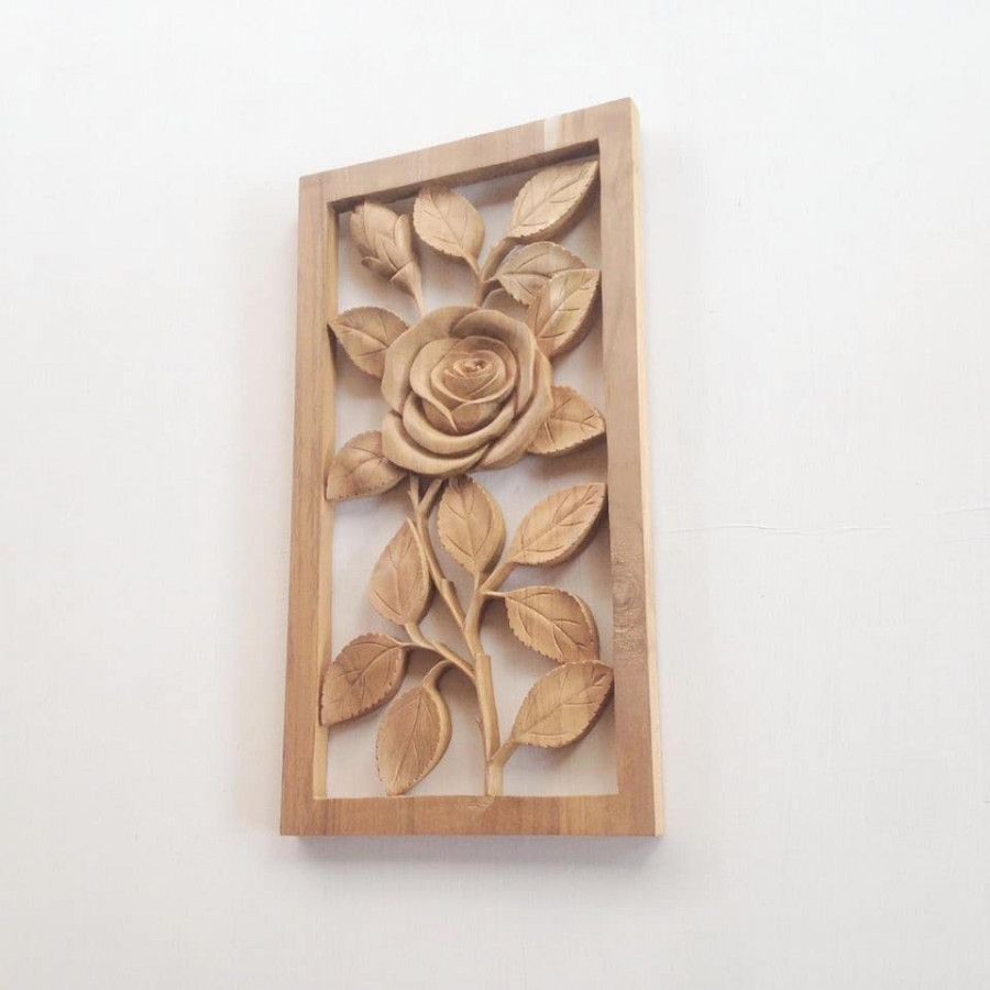 Hiasan dinding ukir model bunga mawar