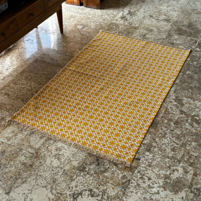 rugs-flakes-karpet-kuning