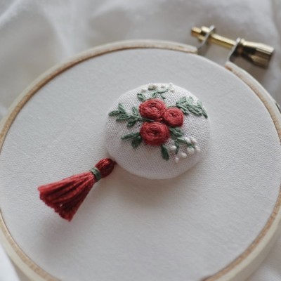 roses-embroidery-brooch