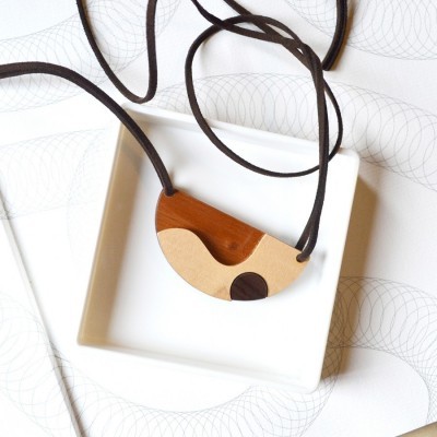 curve-wooden-necklace