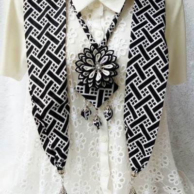 kalung-batik-scarf-2in1-lotus-black-white
