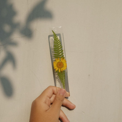 real-flower-bookmark